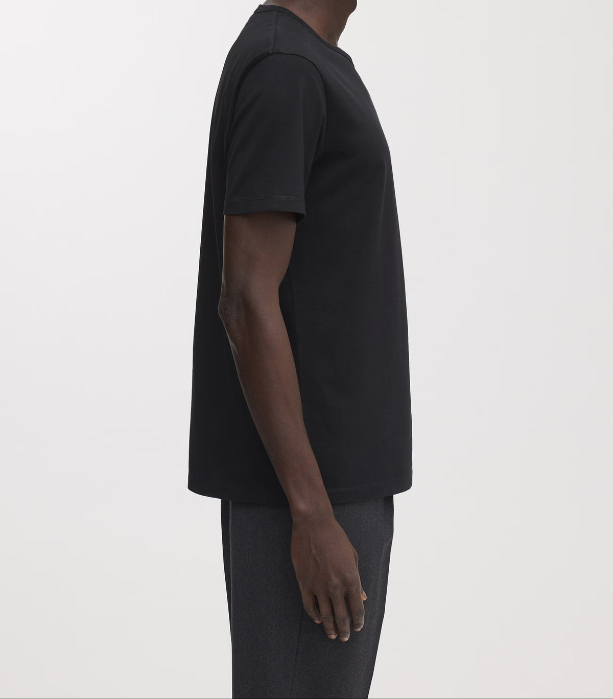 Schwarzes T-Shirt mit Rundhalsausschnitt
